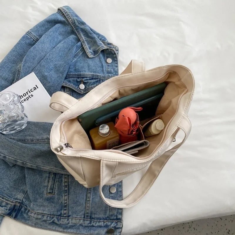 Intérieur du sac à main femme beige – poche téléphone et compartiments