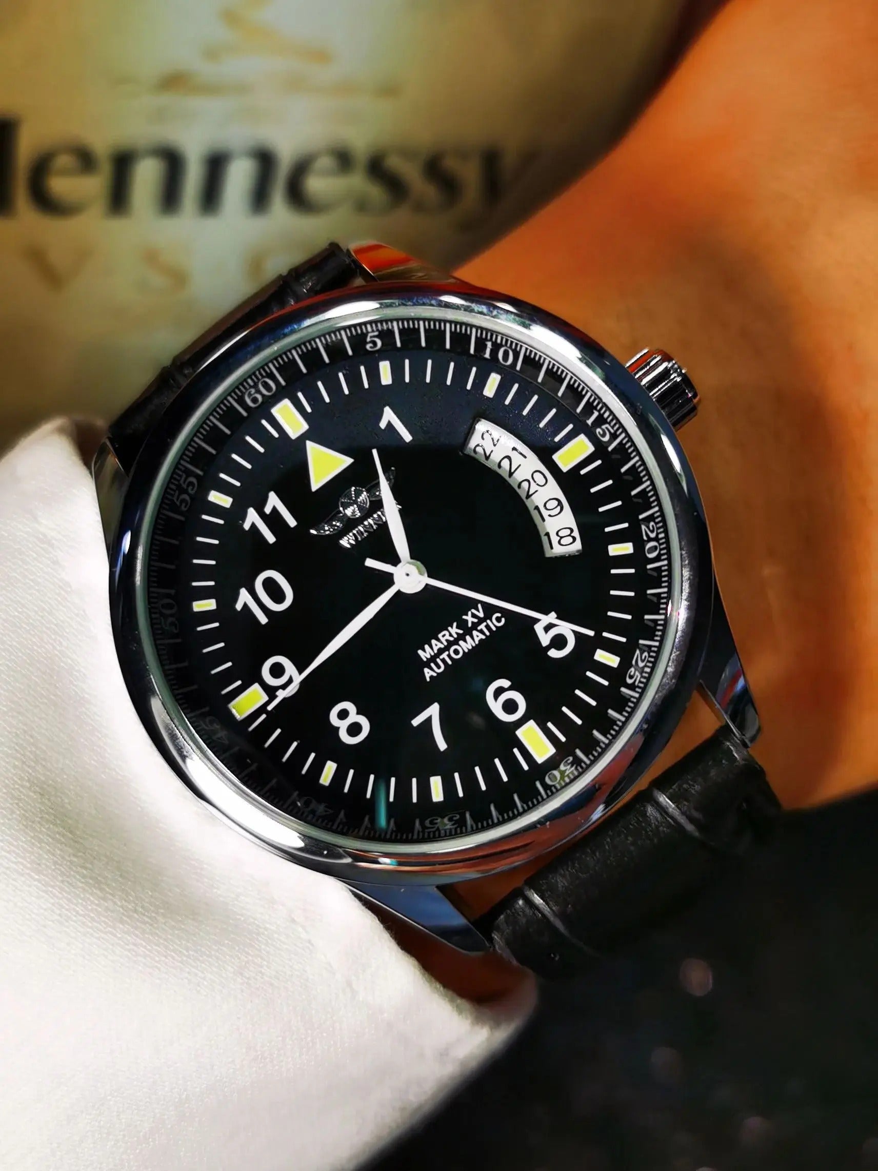 Montre Automatique Homme Winner 452 - Porté au poigné