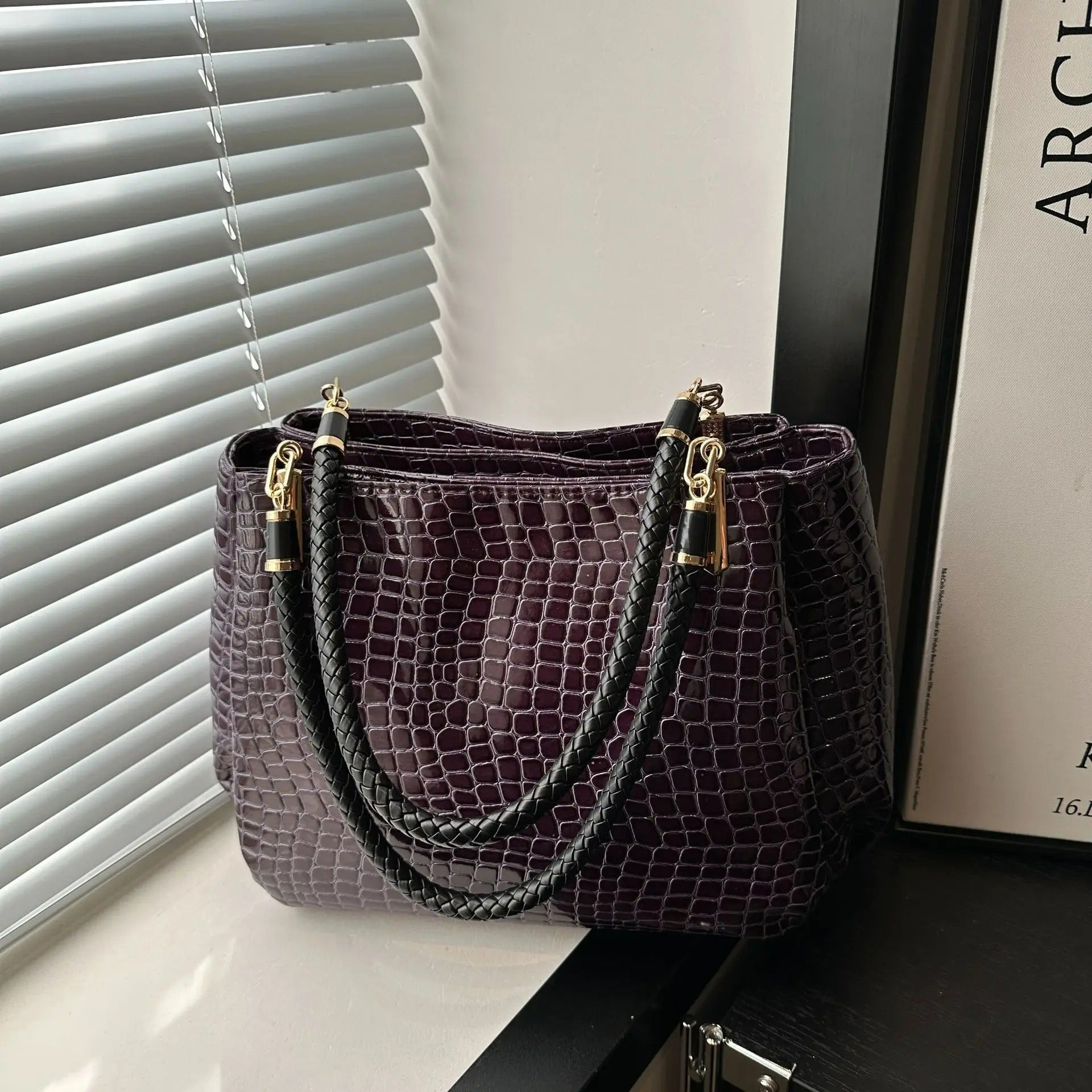 Gros plan sur les détails décoratifs : rivets, rubans et paillettes sur le sac KMF81 violet pour femme.